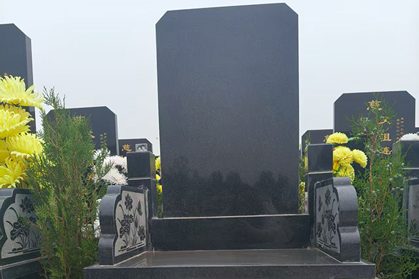 带领家属前往常山陵园选购墓地