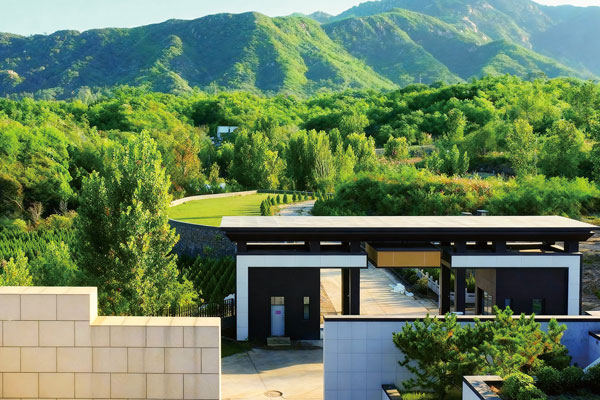 福泽园依靠青山环境清幽