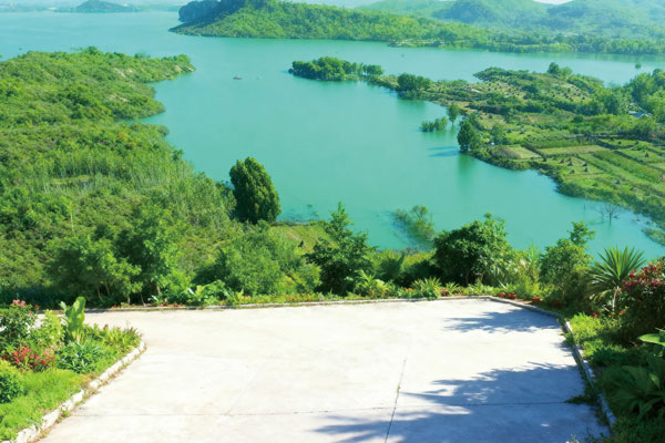 福泽园面朝湖水四季常青