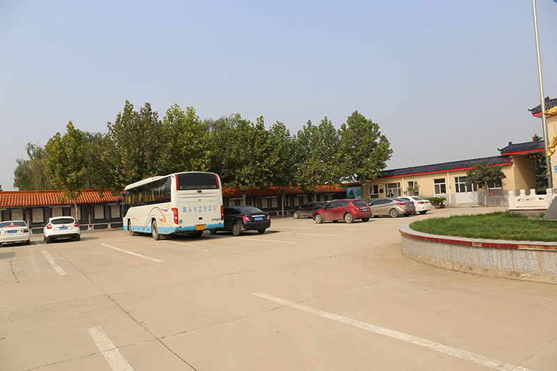 陵园业务区停车场