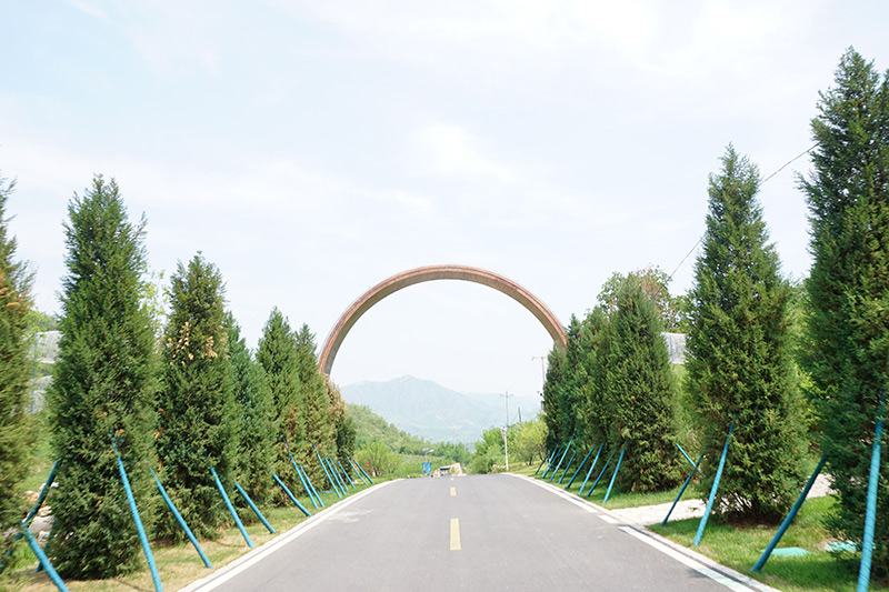 公墓入口