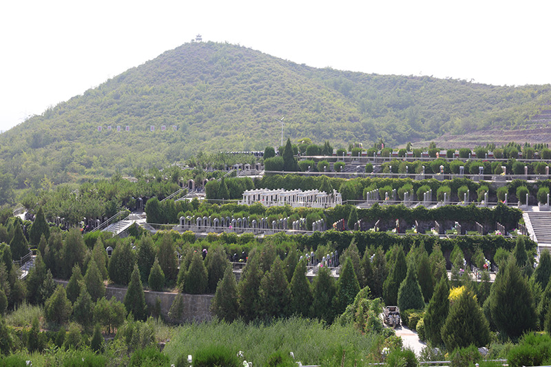 公墓周边山势