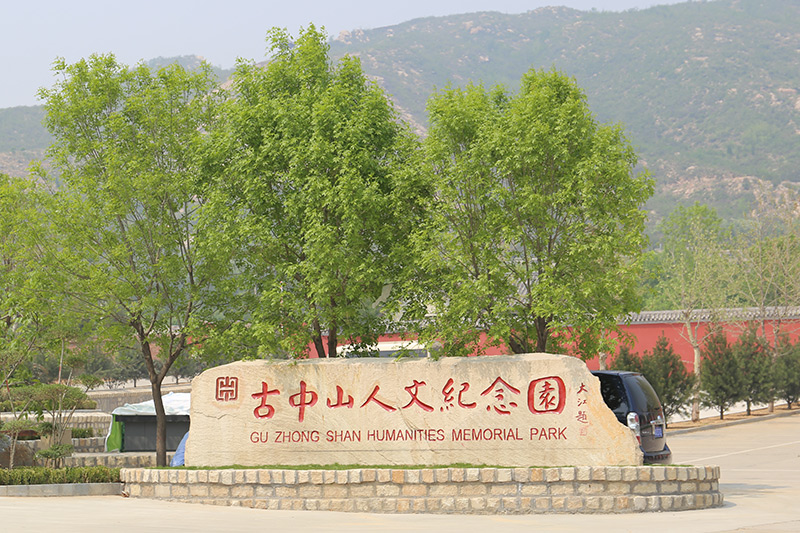 陵园入口停车区