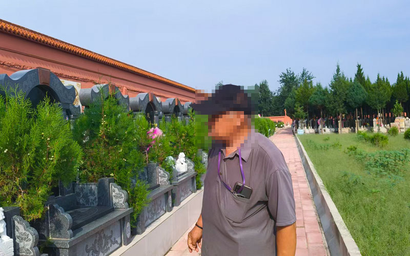 齐老先生正在看祥云福地立碑